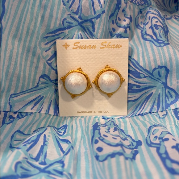 Gold and White Earrings - Picture 1 of 7